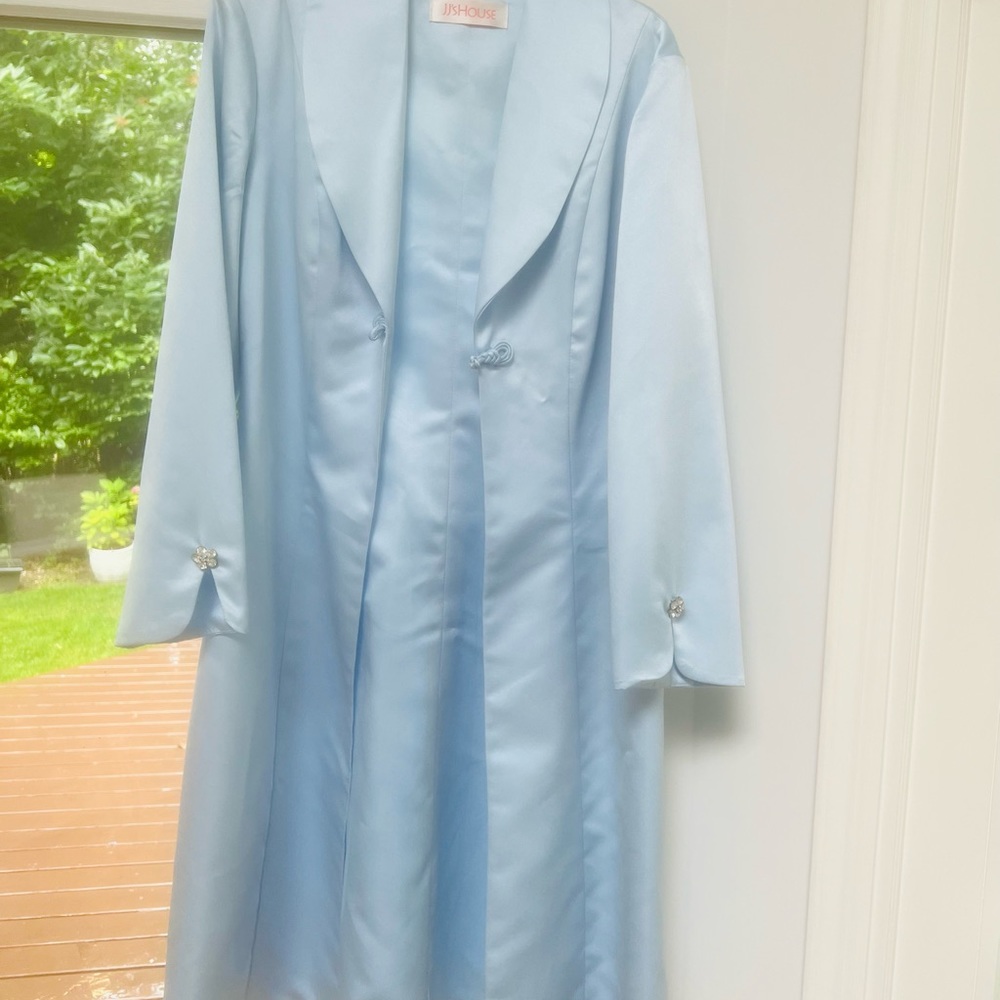 Elegant dress coat A line. Light blue satin (100% polyester).